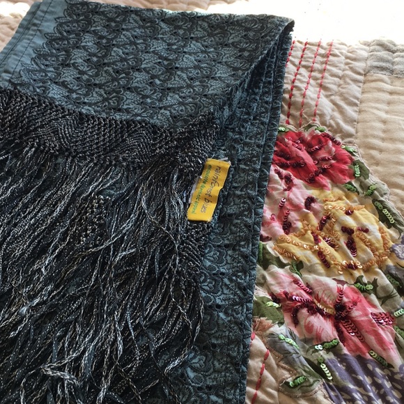 New embroidery scarf with fringes - Picture 1 of 7